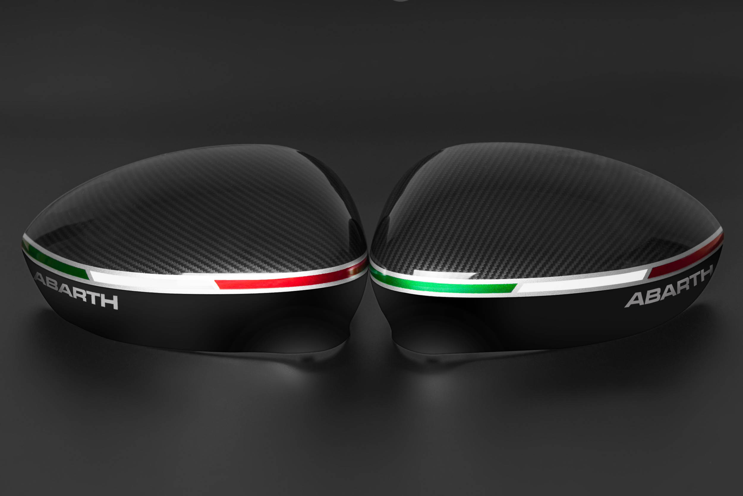 Italian tricolore on Abarth mirror cover, carbon-look finish