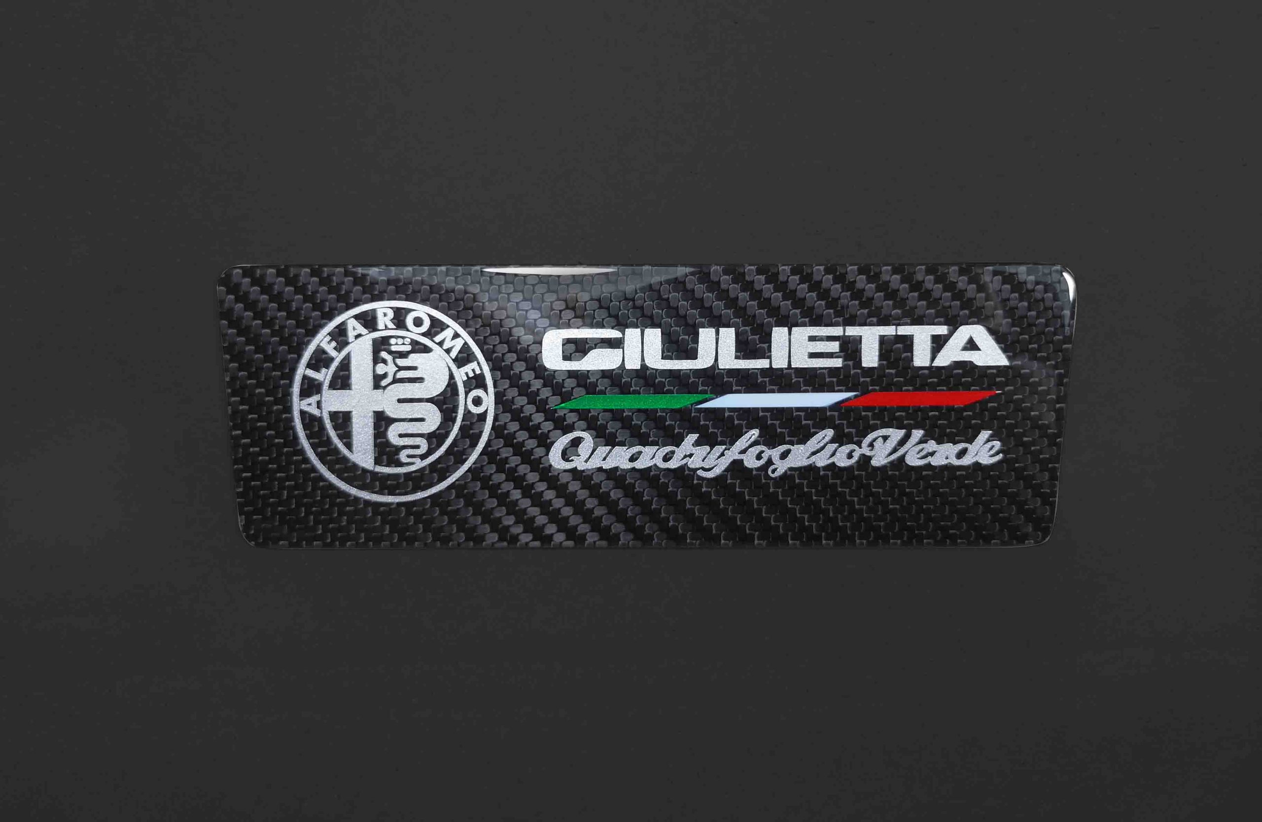 alfa romeo giulietta interior carbon badge
